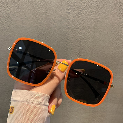 Sieviešu brilles kvadrāta formā ar plānu rāmi