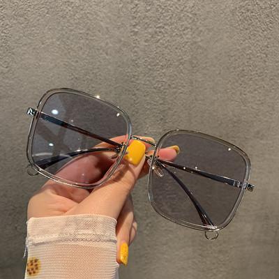 Sieviešu brilles kvadrāta formā ar plānu rāmi