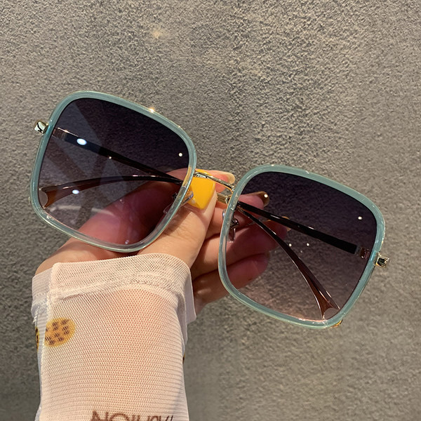 Sieviešu brilles kvadrāta formā ar plānu rāmi