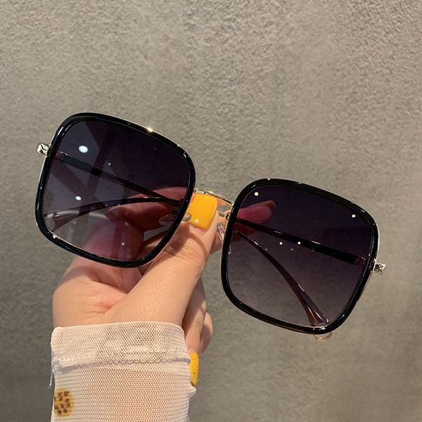 Sieviešu brilles kvadrāta formā ar plānu rāmi