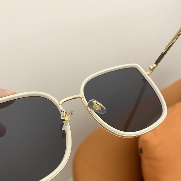 Jauns saulesbriļļu modelis ar UV aizsardzību un kvadrātveida formu