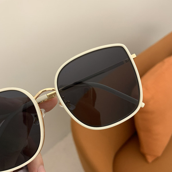 Jauns saulesbriļļu modelis ar UV aizsardzību un kvadrātveida formu