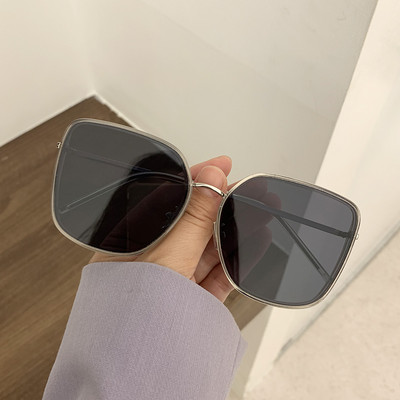 Mūsdienīgas kvadrātveida saulesbrilles ar plānu ietvaru - vairākas krāsas