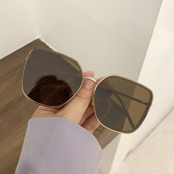Mūsdienīgas kvadrātveida saulesbrilles ar plānu ietvaru - vairākas krāsas