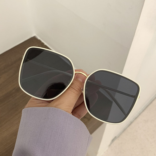 Mūsdienīgas kvadrātveida saulesbrilles ar plānu ietvaru - vairākas krāsas
