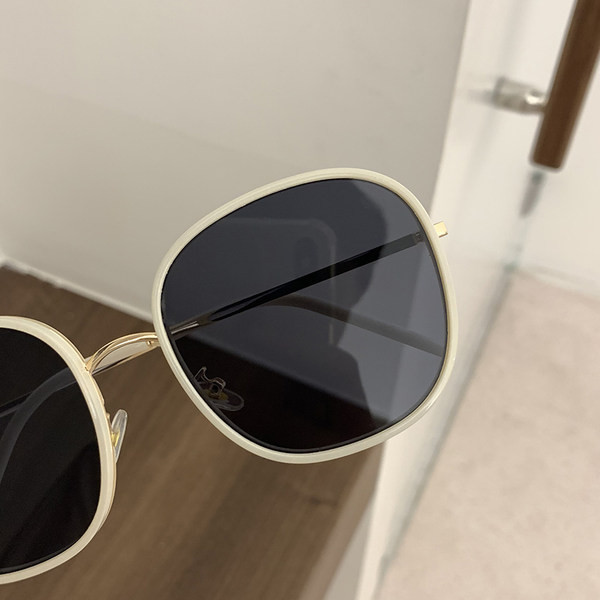 Нов модел дамски ултравиолетови очила с тънки рамки