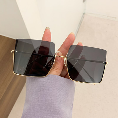 Modernas sieviešu saulesbrilles ar kvadrātveida formu - vairākās krāsās