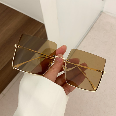 Modernas sieviešu saulesbrilles ar kvadrātveida formu - vairākās krāsās