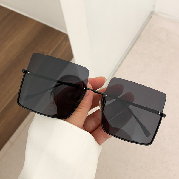 Modernas sieviešu saulesbrilles ar kvadrātveida formu - vairākās krāsās