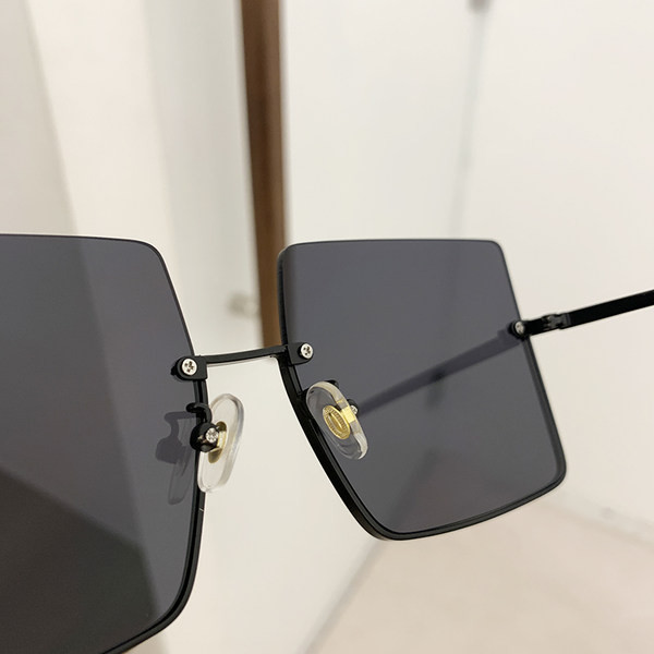 Modernas sieviešu saulesbrilles ar kvadrātveida formu - vairākās krāsās