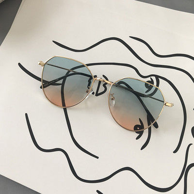 Modernas saulesbrilles ar apaļu formu un plāniem rāmjiem