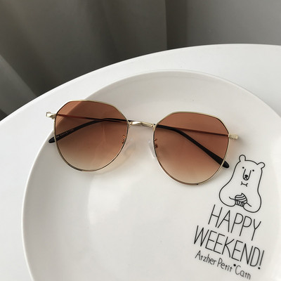 Modernas saulesbrilles ar apaļu formu un plāniem rāmjiem