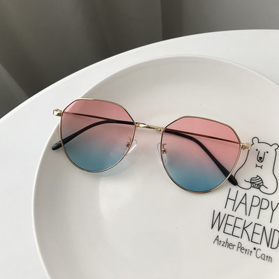 Modernas saulesbrilles ar apaļu formu un plāniem rāmjiem