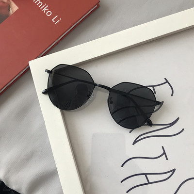 Modernas saulesbrilles ar apaļu formu un plāniem rāmjiem