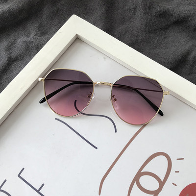 Modernas saulesbrilles ar apaļu formu un plāniem rāmjiem