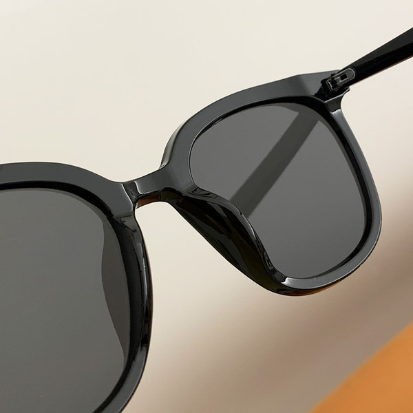 Moderne sunčane naočale kvadratnog oblika - za žene