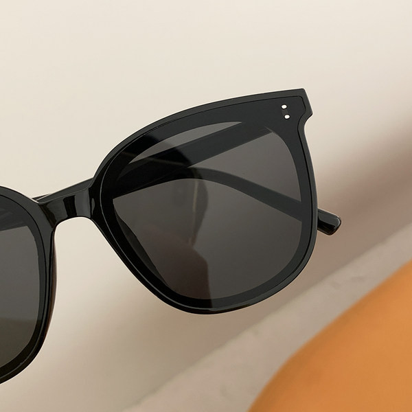 Moderne sunčane naočale kvadratnog oblika - za žene