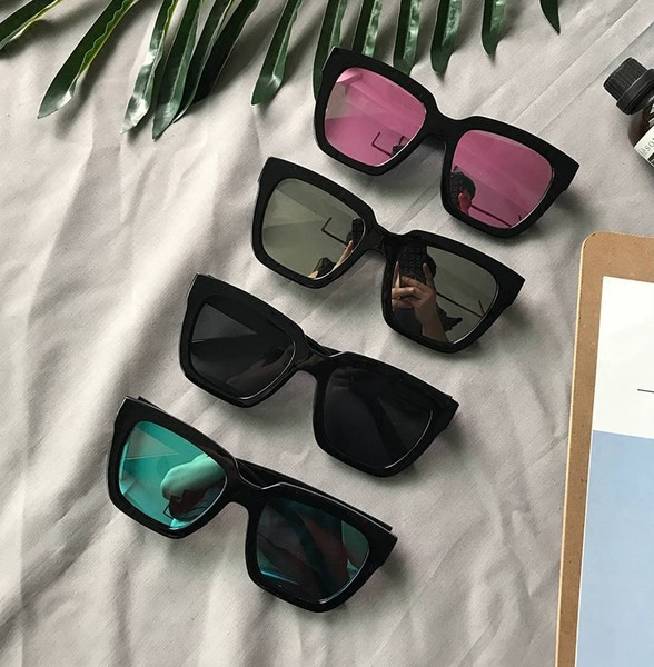 Ženske naočale s četvrtastim staklima i efektom ogledala