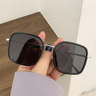 Модерни слънчеви очила с квадратна форма и тънка рамка