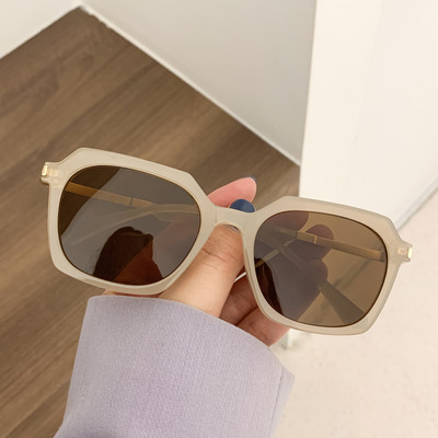 Sieviešu ultravioletās saulesbrilles vairākās krāsās