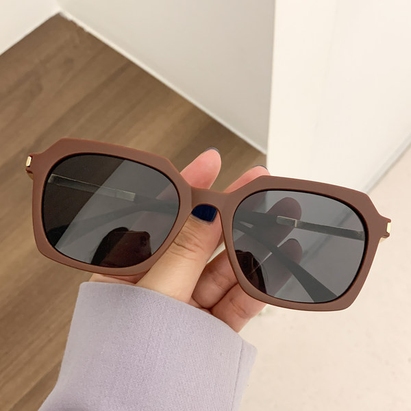 Sieviešu ultravioletās saulesbrilles vairākās krāsās