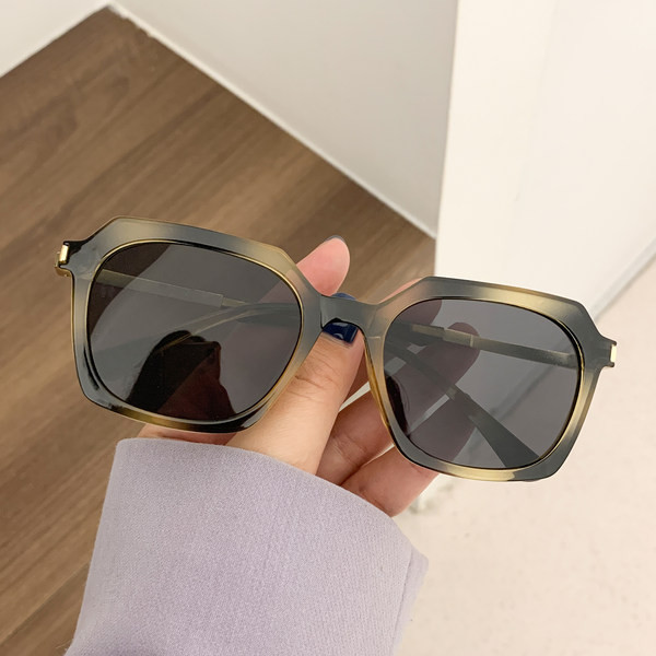 Sieviešu ultravioletās saulesbrilles vairākās krāsās