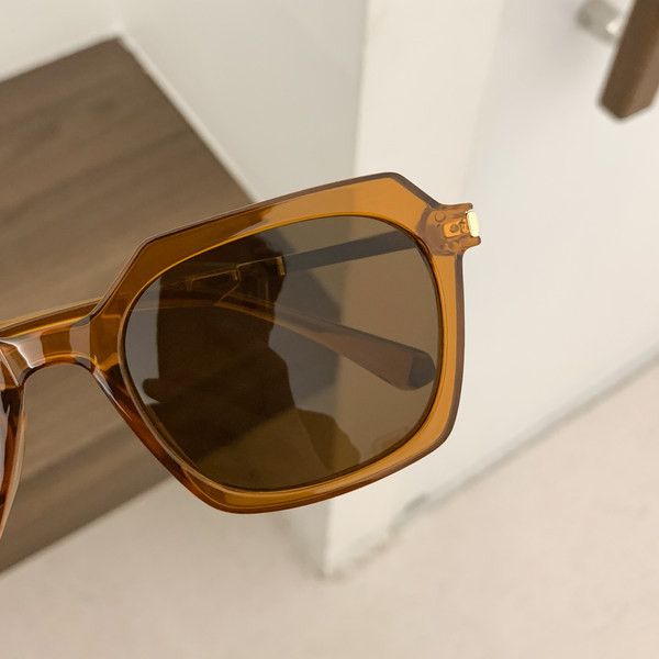 Sieviešu ultravioletās saulesbrilles vairākās krāsās