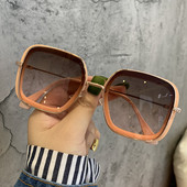 Sieviešu saulesbrilles kvadrāta formā ar plānu rāmi