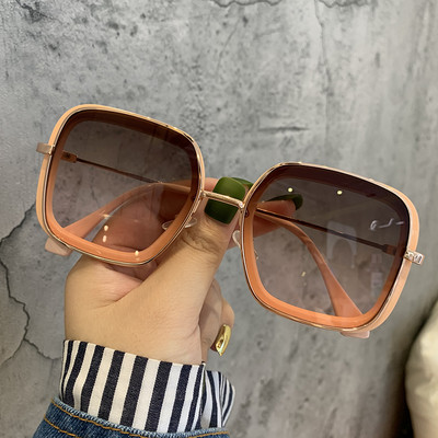 Sieviešu saulesbrilles kvadrāta formā ar plānu rāmi