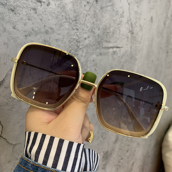 Sieviešu saulesbrilles kvadrāta formā ar plānu rāmi