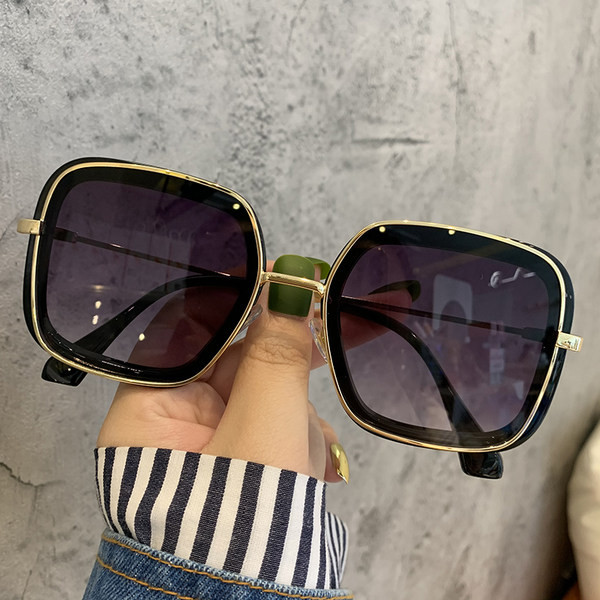Sieviešu saulesbrilles kvadrāta formā ar plānu rāmi