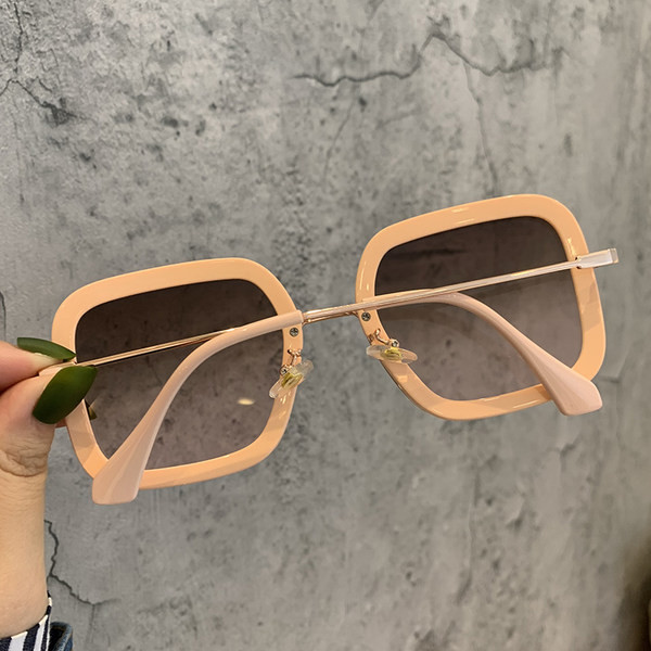 Sieviešu saulesbrilles kvadrāta formā ar plānu rāmi