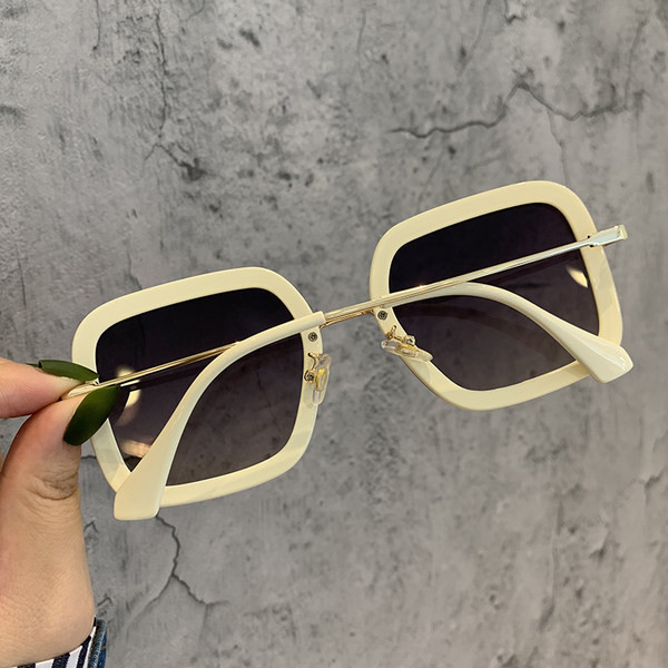 Sieviešu saulesbrilles kvadrāta formā ar plānu rāmi