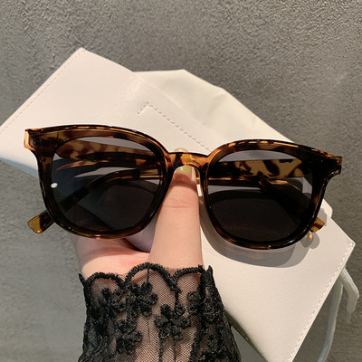 Modernas sieviešu saulesbrilles apaļā formā