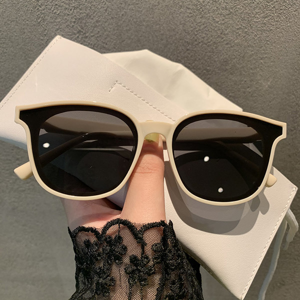 Modernas sieviešu saulesbrilles apaļā formā