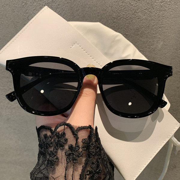 Modernas sieviešu saulesbrilles apaļā formā