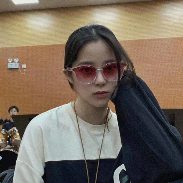 Modernas sieviešu saulesbrilles apaļā formā