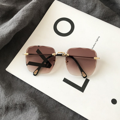 Modernas sieviešu brilles ar kvadrātveida krāsainām brillēm