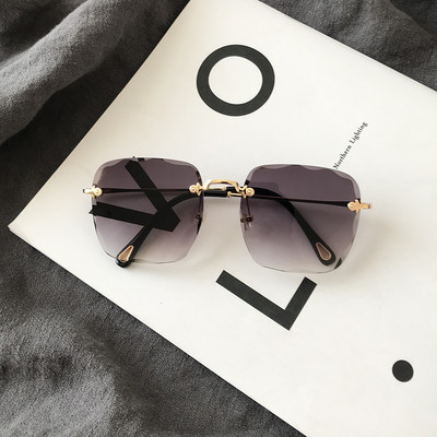 Modernas sieviešu brilles ar kvadrātveida krāsainām brillēm