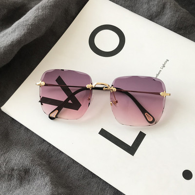 Modernas sieviešu brilles ar kvadrātveida krāsainām brillēm