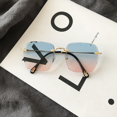 Modernas sieviešu brilles ar kvadrātveida krāsainām brillēm