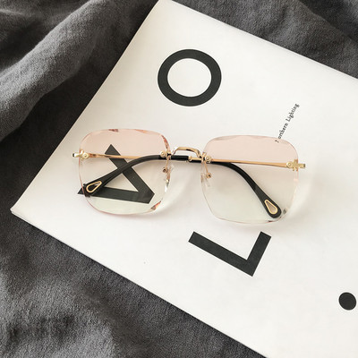 Modernas sieviešu brilles ar kvadrātveida krāsainām brillēm