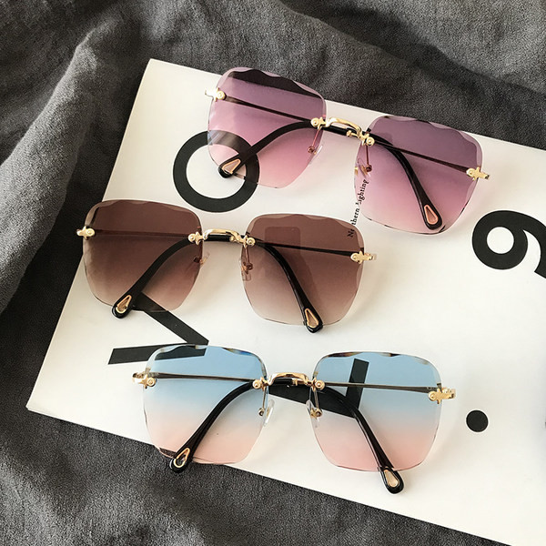 Modernas sieviešu brilles ar kvadrātveida krāsainām brillēm