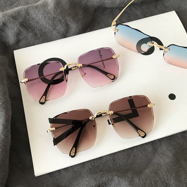 Modernas sieviešu brilles ar kvadrātveida krāsainām brillēm