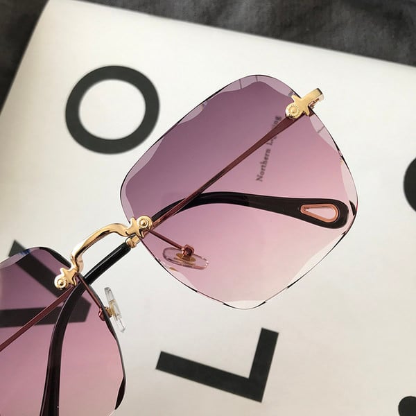 Modernas sieviešu brilles ar kvadrātveida krāsainām brillēm