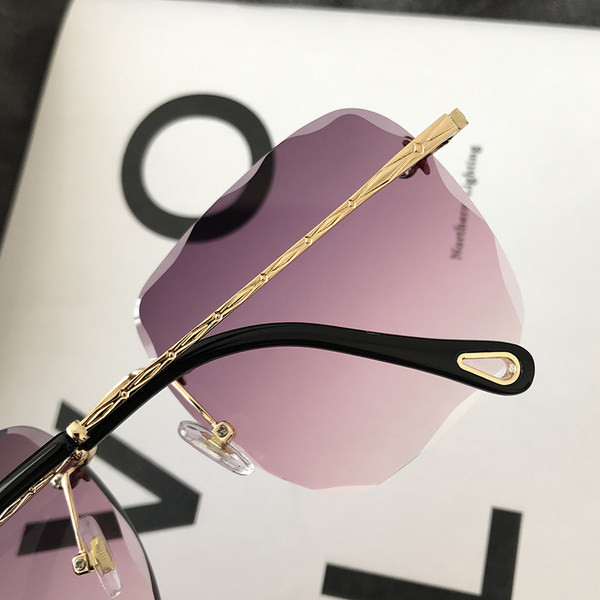 Modernas sieviešu brilles ar kvadrātveida krāsainām brillēm