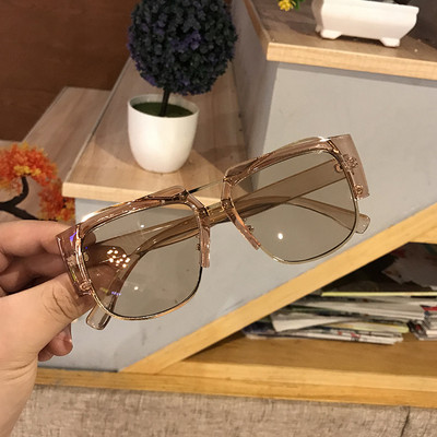 Ochelari de dama colorati cu un design non-standard