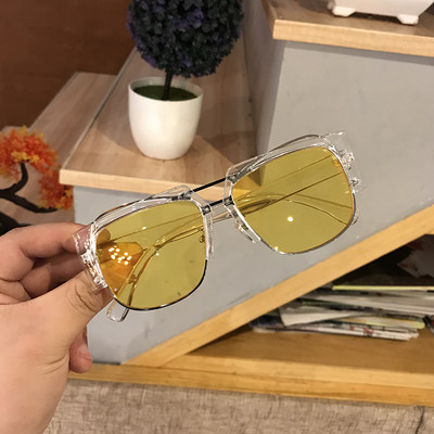 Ochelari de dama colorati cu un design non-standard