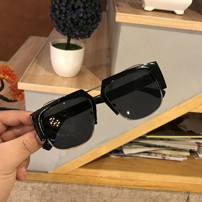 Ochelari de dama colorati cu un design non-standard