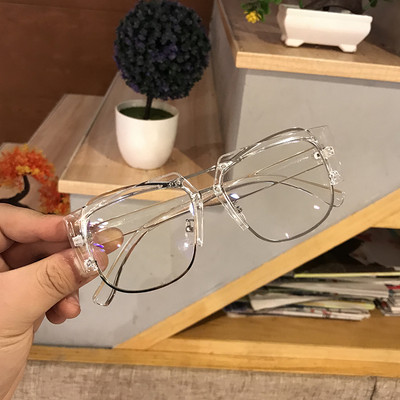 Ochelari de dama colorati cu un design non-standard